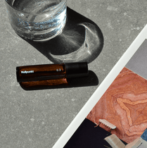 Ein kleines braunes Glasfläschchen mit der Aufschrift 