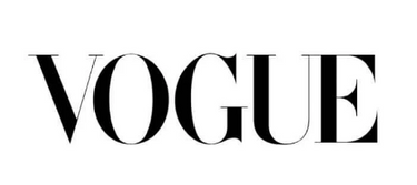 Das Bild zeigt das Wort VOGUE in einer fetten, eleganten Serifenschrift, die allgemein als das Logo der Modezeitschrift Vogue bekannt ist. Der Text ist in Schwarz auf weißem Hintergrund.