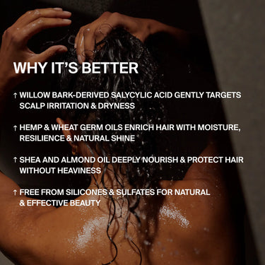 Man sieht eine Person mit nassem, lockigem Haar von hinten, die ihre Kopfhaut massiert. Textüberlagerungen zeigen die Vorteile von DALUMA STRENGTHENING HAIR WASH FEUCHTIGKEITSSHAMPOO: fördert das Haarwachstum, spendet Feuchtigkeit und beruhigt empfindliche Kopfhaut - frei von Silikonen und Sulfaten.